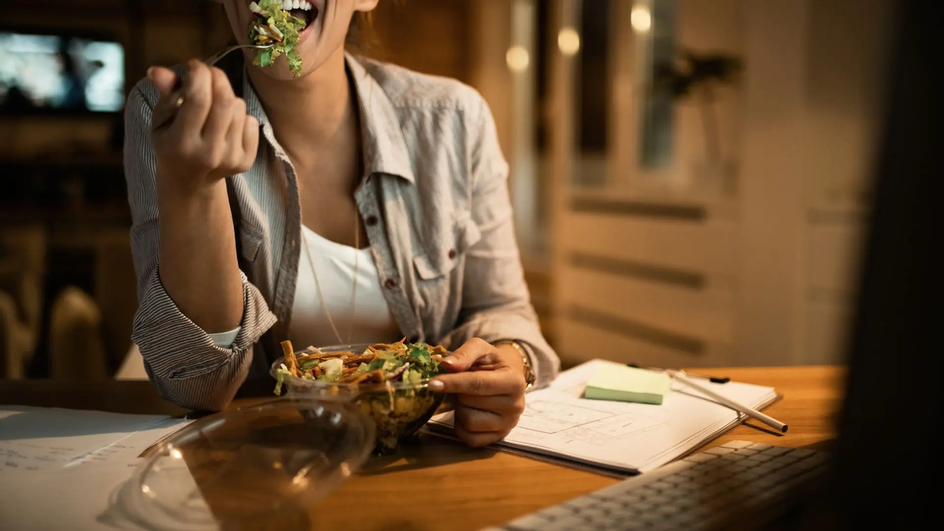 pessoa comendo salada, saudabilidade alimentação